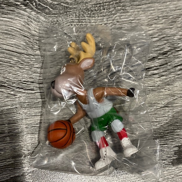 Hallmark | Reindeer Champs #3: Basketball (1988) - Keepsake Ornament - Picture 7 of 13